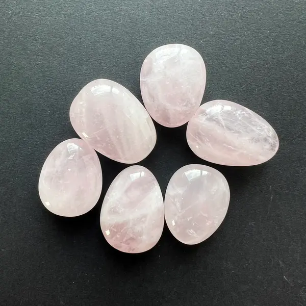 Cabochon cuart roz rulat