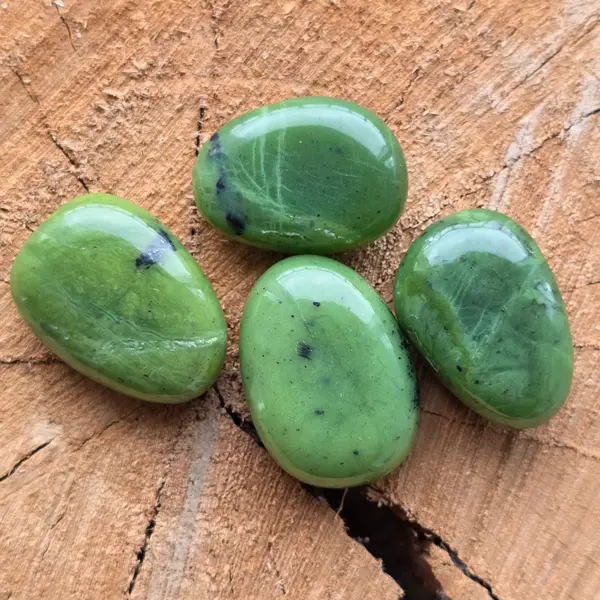 Cabochon jad verde nefrit rulat
