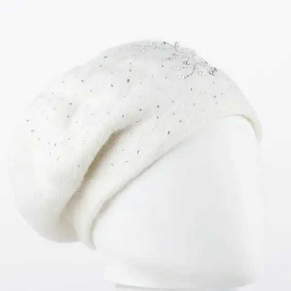 Caciula alba model tricotat cu perle si strasuri fine aplicate, dublata in interior