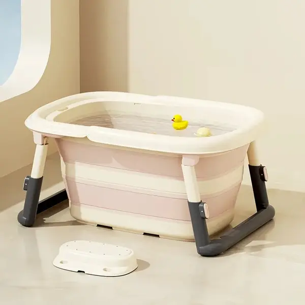 Cadita 3 in 1 pentru copii Little Mom Pink pliabila, echipata cu masuta de joaca detasabila, dus functional si dop evacuare apa, picioruse reglabile in inaltime, dimensiune 78.5 x 51.5 x 38 cm