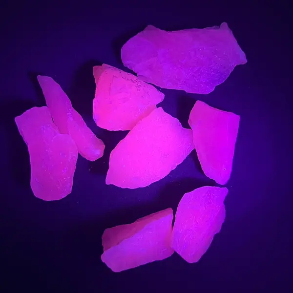 Calcit mangano reactiv UV – piatră brută