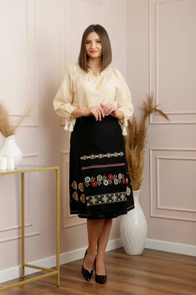Catrinta traditionala neagra cu broderie florala multicolora Ivona