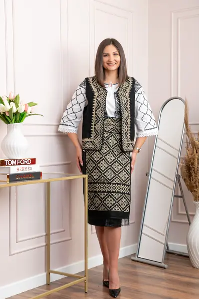 Catrinta traditionala neagra cu broderie geometrica aurie Dorina