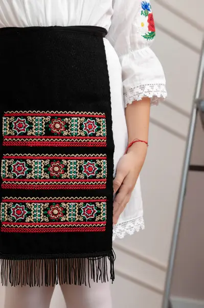 Catrinta traditionala neagra pentru fetite cu broderie florala multicolora Emanuela 02