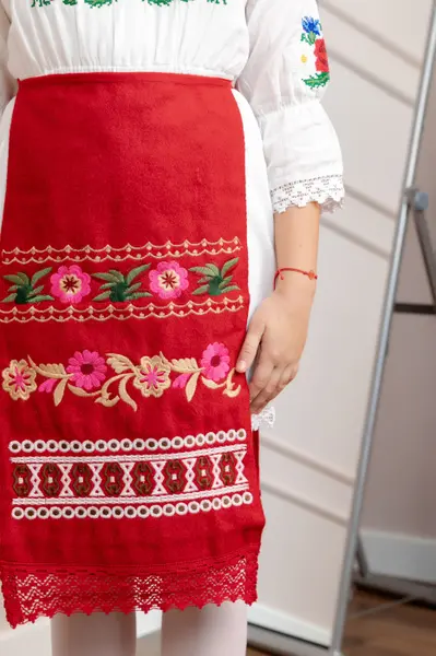Catrinta traditionala rosie pentru fetite cu broderie florala roz Lacramioara