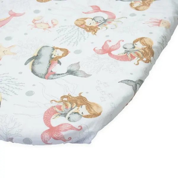 Cearceaf cu banda elastica pentru landou copii Kerstin Pink Mermaid, realizat din bumbac 100, dimensiune 80 x 38 cm