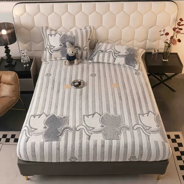 Cearsaf CoCoLiNo, JoJo Home, cu Elastic, 180x200x25cm, 2 fete de perne, 50x70cm, Alb, Gri, dungi, pisicute