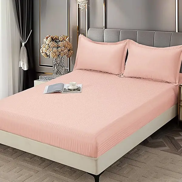 Cearsaf cu Elastic 180x200 cm Damasc Finetat, 70% Bumbac, si 2 Fete de Perna 50x70 cm, Roz deschis