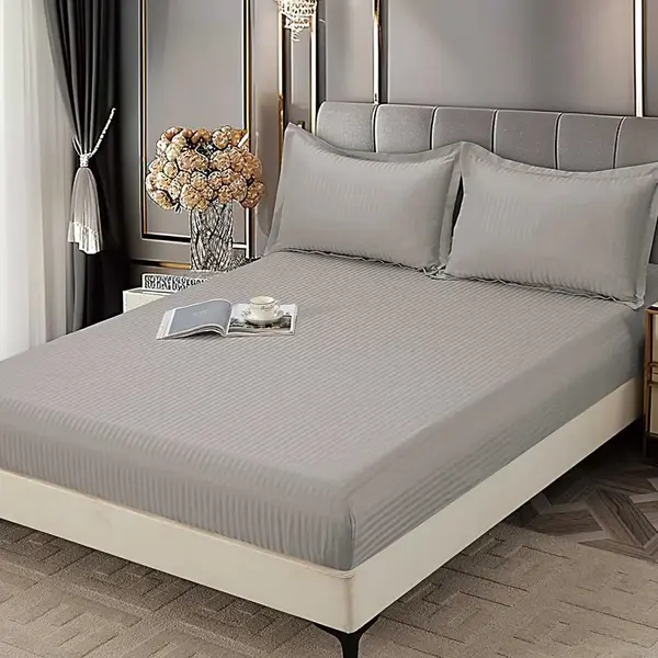 Cearsaf cu Elastic 180x200 cm Damasc Finetat, 70% Bumbac, si 2 Fete de Perna 50x70 cm, Gri deschis