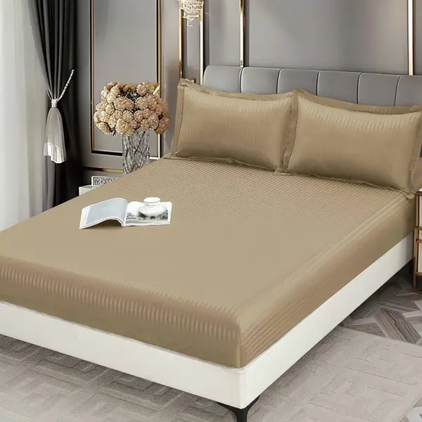 Cearsaf cu Elastic 180x200 cm Damasc Finetat, 70% Bumbac, si 2 Fete de Perna 50x70 cm, Bej