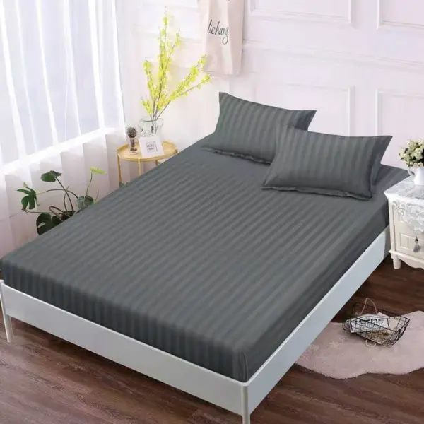Cearsaf cu Elastic 180x200 cm Damasc Finetat, si 2 Fete de Perna 50x70 cm, Gri