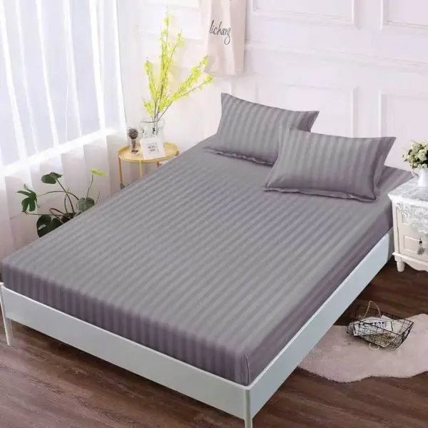 Cearsaf cu Elastic 180x200 cm Damasc Finetat, si 2 Fete de Perna 50x70 cm, Gri