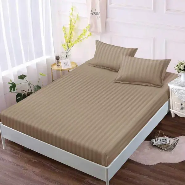 Cearsaf cu Elastic 180x200 cm Damasc Finetat, si 2 Fete de Perna 50x70 cm, maro