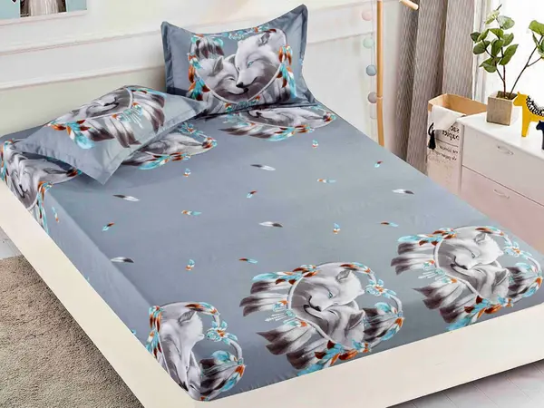 Cearsaf cu elastic, Bumbac FINET, 160/180x200cm, 2 fete de perne 50x70cm, Jojo Home, Gri-Multicolor, pene, lupi
