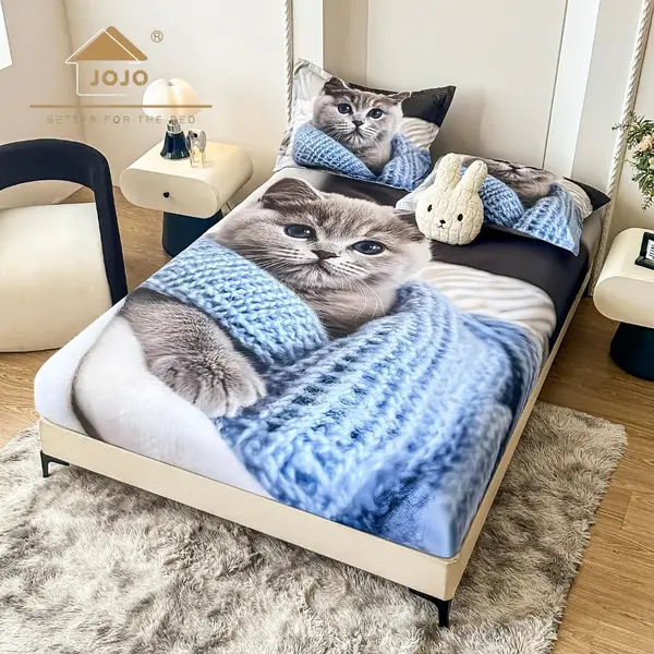 Cearsaf cu elastic, Bumbac FINET, Imprimeu 5D Identic cu Poza, 160x200cm, 2 fete de perne 50x70cm, Jojo Home, Bleu, Gri, Pisicuta