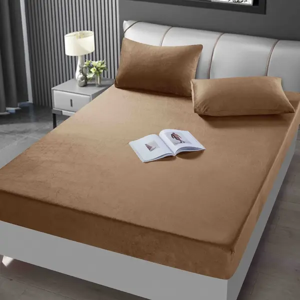 Cearsaf cu elastic, Catifea, 160/180x200cm, 2 fete de perne 50x70cm, Jojo Home, Maro