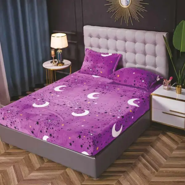 Cearsaf / Husa cu Elastic Cocolino 180x200cm si 2 fete de perna 50x70cm, Mov, luna si stele