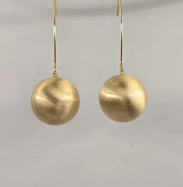 Cercei aurii lungi cu sfera mata si design minimalist elegant, cu tija din argint 925