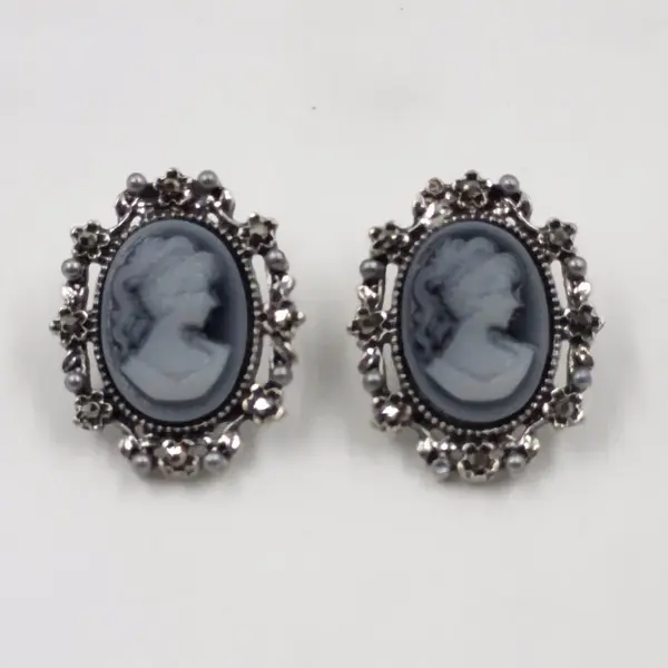 Cercei eleganti camee vintage cu detalii ornamentale argintii