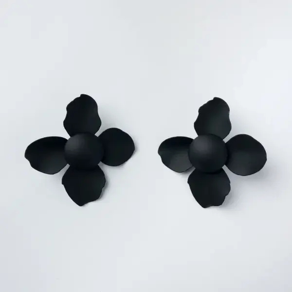 Cercei in forma de floare cu patru petale,negru mat