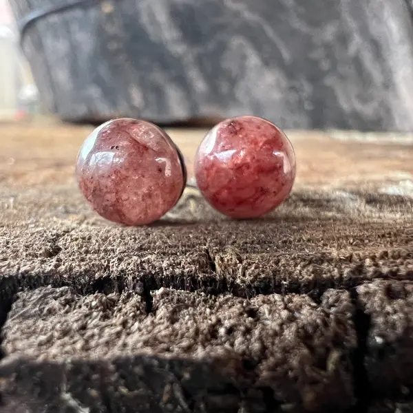 Cercei stud cuart capsuna sfere 8 mm