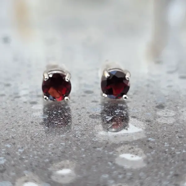 Cercei stud granat 5 mm argint