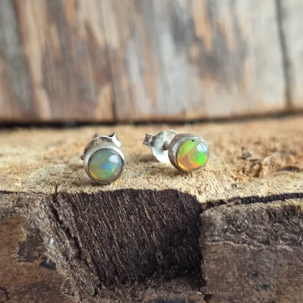 Cercei stud opal din argint Round | Model 3