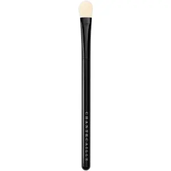 Chantecaille Shade and Sweep Eye Brush perie plata pentru aplicarea fardului