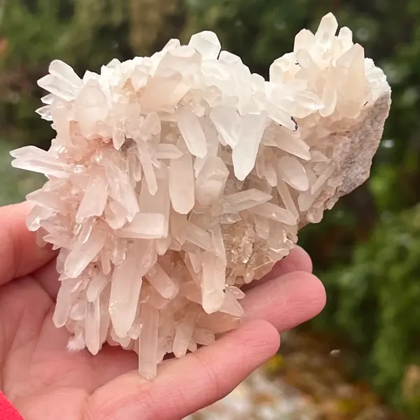 Cluster cu cristale aciculare model 3 din Madagascar