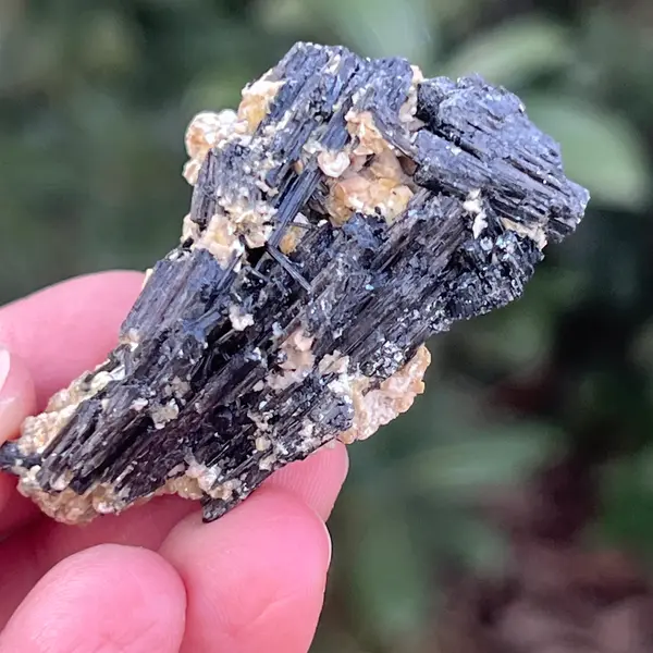 Cluster turmalina neagra cu vermiculita din Erongo m15