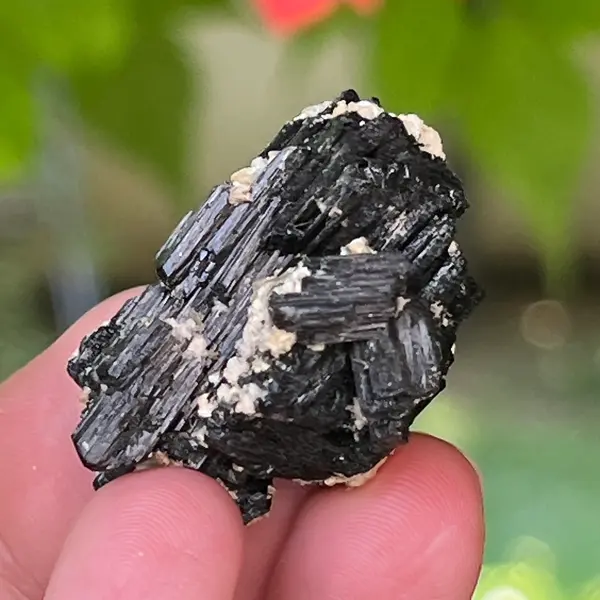 Cluster turmalina neagra cu vermiculita din Erongo m2