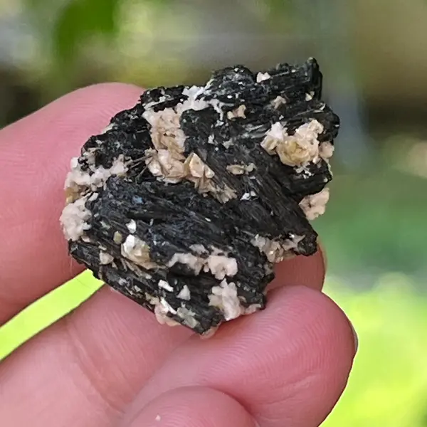 Cluster turmalina neagra cu vermiculita din Erongo m4