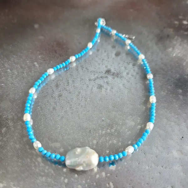 Colier howlit albastru cu perle Blue Silence #66