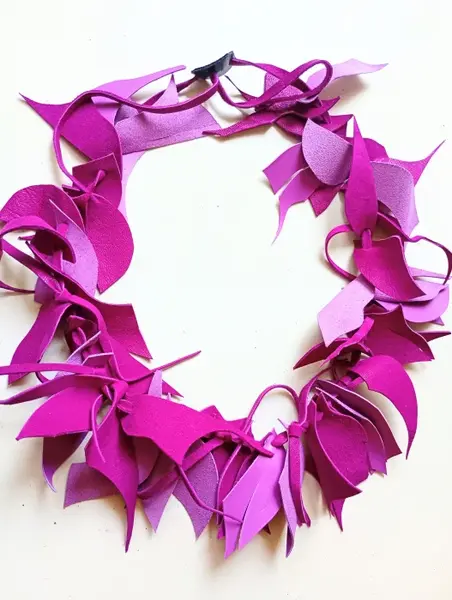 Colier lucrat manual din piele naturala,in nuante liliac si fuchsia,unicat