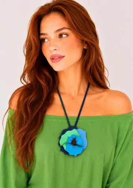 Colier multicolor din piele naturala, cu trandafir lucrat manual ,nuante bleumarin,bleu ,verde