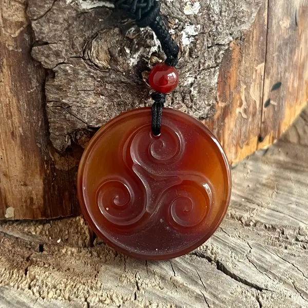 Colier pandantiv carneol | Spirală celtică Triskelion