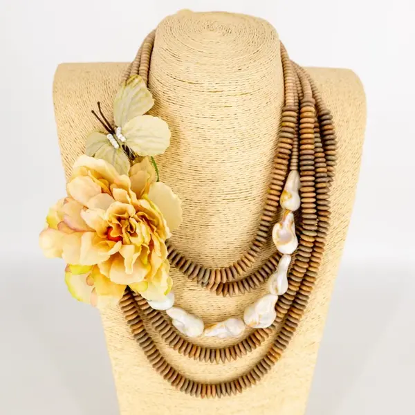 Colier statement bej cu floare si fluture in mai multe siruri , stil italian