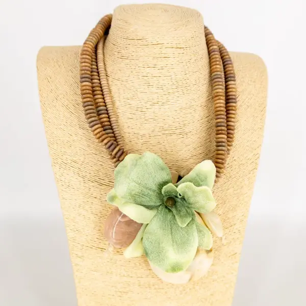 Colier statement bej cu floare verde menta in trei siruri , stil italian