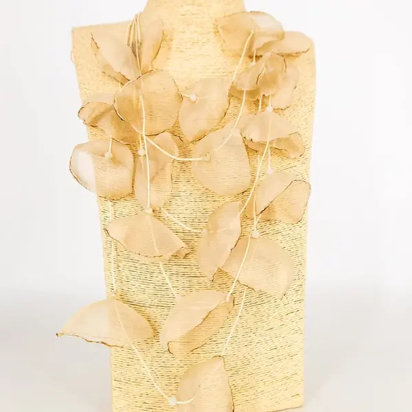 Colier statement bej cu petale textile de mac 3D din organza - design artistic italian