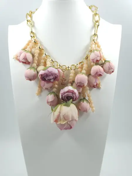Colier statement cu flori decorative 3D in nuante pastelate de roz , design artistic