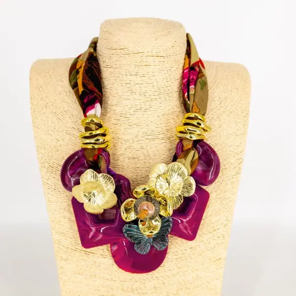 Colier statement fucsia cu flori aurii si fluture , stil italian