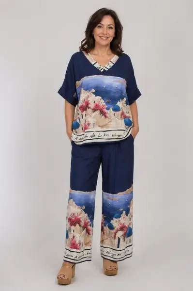 Compleu cu pantaloni din vascoza cu matase, cu imprimeu Santorini pe fond bleumarin