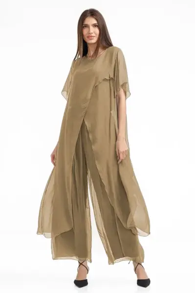 Compleu cu pantaloni lejeri si bluza fluida in colturi lungi, din matase si vascoza, camel