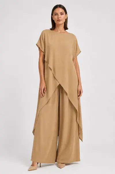 Compleu dama elegant din vascoza cu tunica asimetrica si pantaloni palazzo, camel