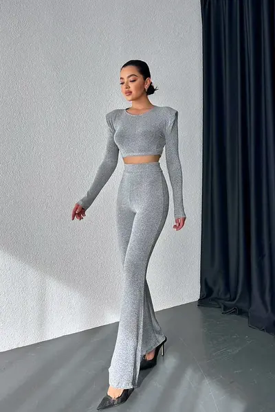 Compleu de ocazie, Vayana, bluza crop cu umeri supradimensionati si pantaloni evazati, Argintiu