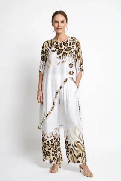 Compleu elegant din vascoza satinata cu imprimeu animal print si pantaloni palazzo alb-bej