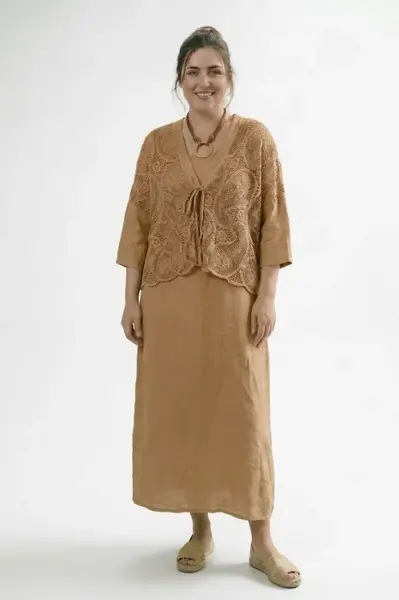 Compleu rochie lunga din in cu blazer dantelat si croi lejer boem elegant, camel
