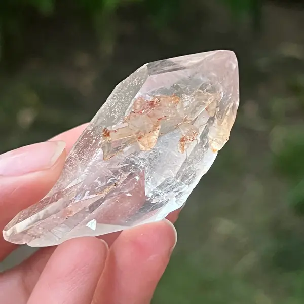 Cristal de cuarț cu incluziuni de goethit brun-portocaliu | Model 7