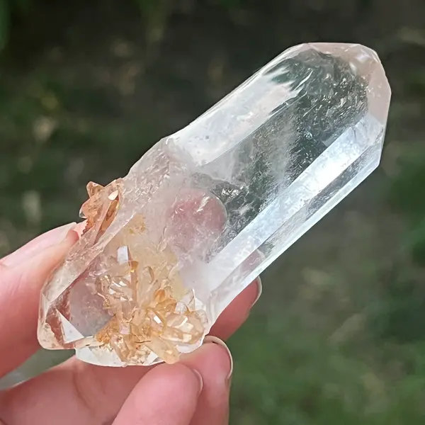 Cristal de cuarț cu incluziuni de goethit brun-portocaliu | Model 5
