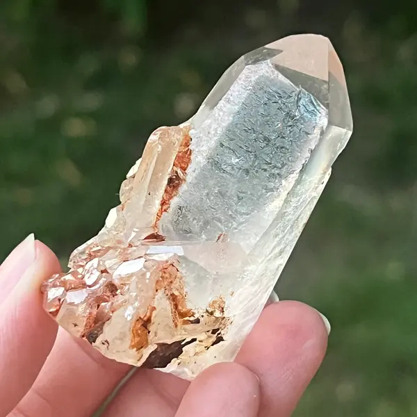 Cristal de cuarț cu incluziuni de goethit brun-portocaliu | Model 2